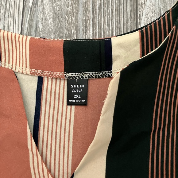 🌸 SHEIN Curve Vertical Stripe Sleeveless Top - Picture 5 of 5